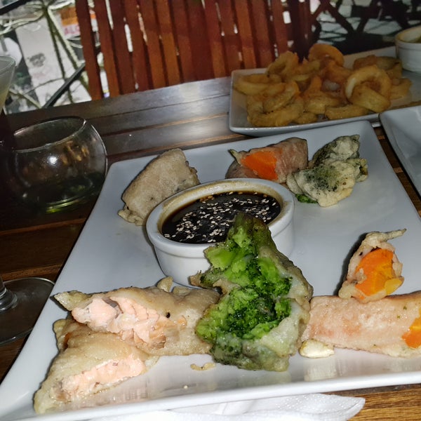 El lugar está muy bueno. La atención siempre fue cordial. Carta de tragos y vinos. De los snacks. ..tempura de salmón con salsa teriyaki y las rabas con mayonesa de wasabi muy recomendables.