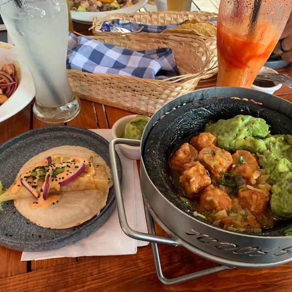 รูปภาพถ่ายที่ Todos Santos Mariscos Bar โดย Liliana Isabel A. เมื่อ 8/30/2019