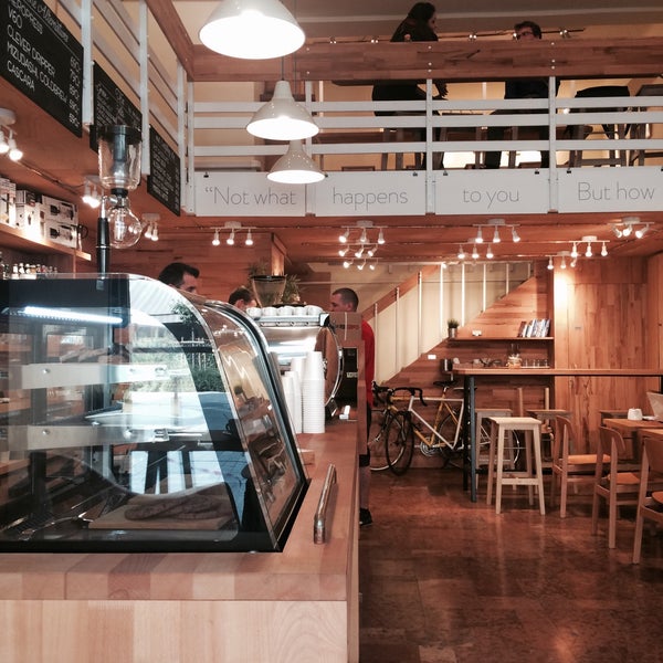 Foto tirada no(a) Madal Cafe - Espresso &amp; Brew Bar por Petra H. em 9/24/2015