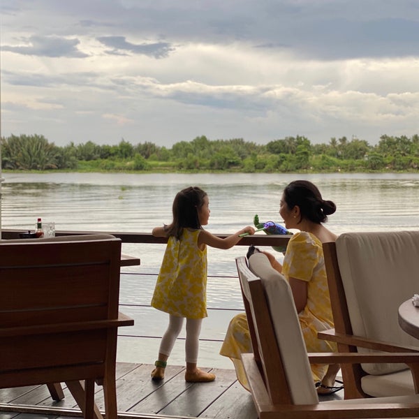รูปภาพถ่ายที่ The Deck Saigon โดย Celina K. เมื่อ 7/22/2020