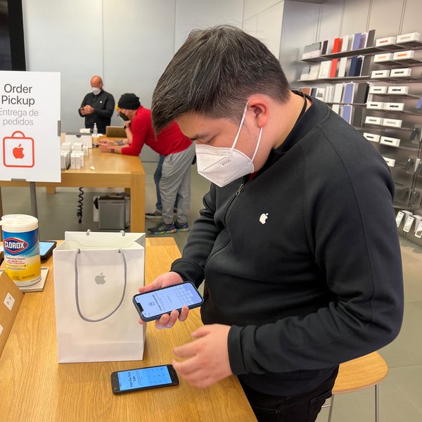 Apple Los Cerritos Electronics Store