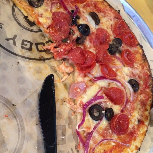 3/24/2015 tarihinde Amber C.ziyaretçi tarafından Pieology Pizzeria'de çekilen fotoğraf