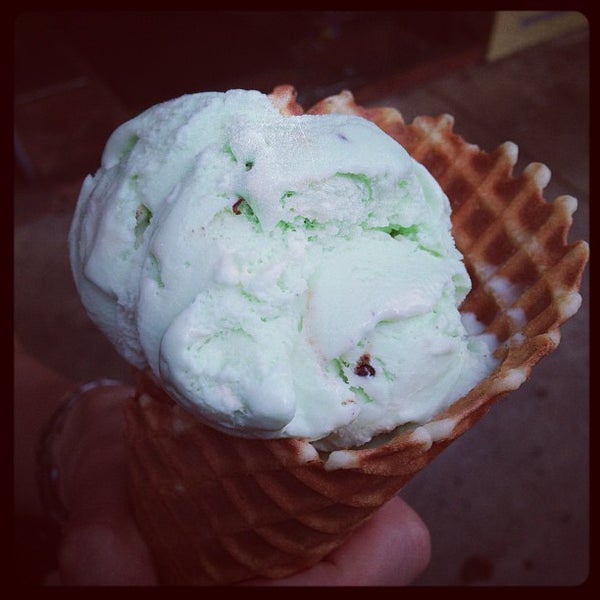Снимок сделан в Kilwins Chocolate Fudge &amp; Ice Cream пользователем Fan S. 12/3/2012