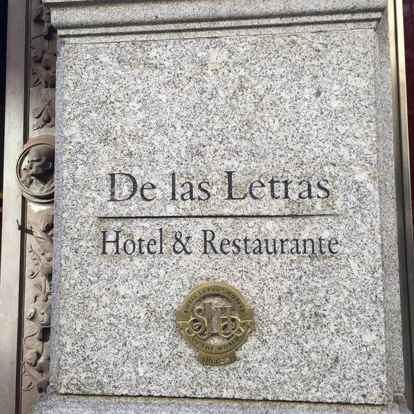 Foto tirada no(a) Hotel de las Letras por Benjamin D. em 12/21/2014