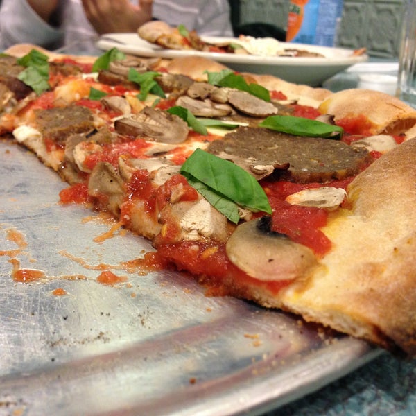 รูปภาพถ่ายที่ Nick&#39;s Pizza โดย Michael L. เมื่อ 4/27/2013