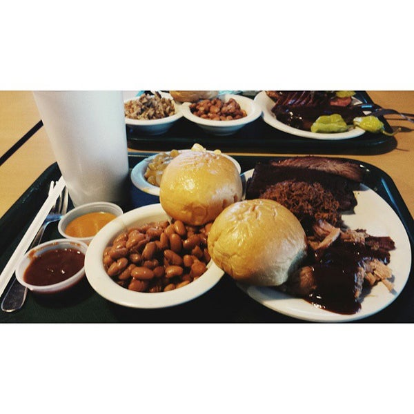 รูปภาพถ่ายที่ Feedstore BBQ โดย Jarred D. เมื่อ 1/3/2015