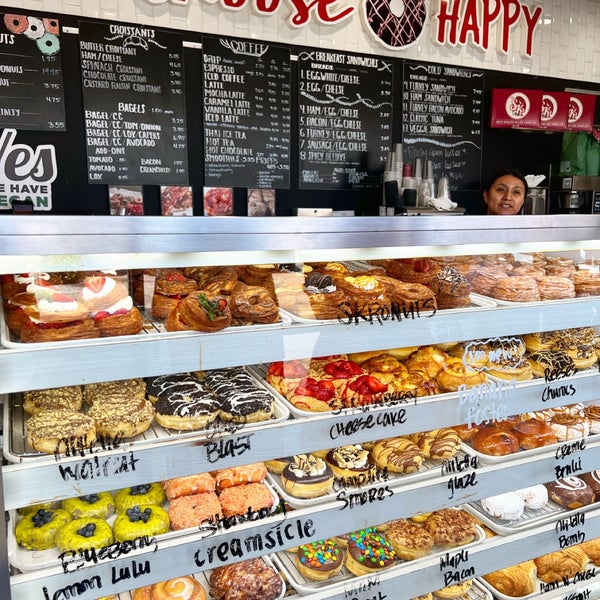 รูปภาพถ่ายที่ SK Donuts &amp; Croissants โดย L เมื่อ 6/18/2022