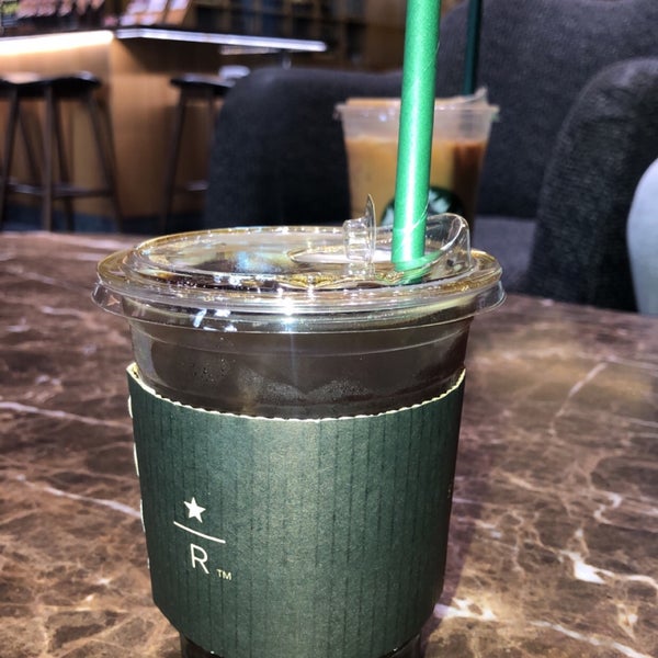 Foto scattata a Starbucks da Khadijaiz ♏️ il 3/6/2023