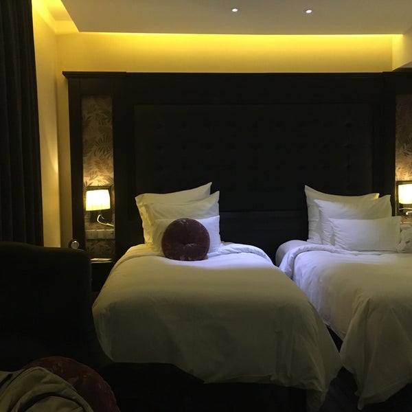 Снимок сделан в Halong Paradise Suites Hotels пользователем Kye T. 12/6/2016