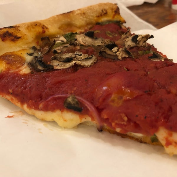 Снимок сделан в Lefty&#39;s Chicago Pizzeria пользователем Tom R. 7/22/2019