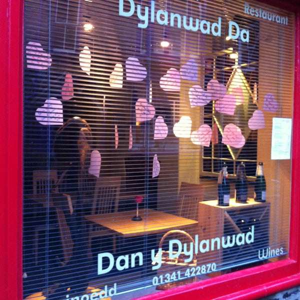 รูปภาพถ่ายที่ Dylanwad Da Restaurant โดย Dylan a Llinos R. เมื่อ 4/14/2013