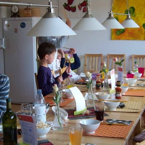 28. April, 12:00 Uhr: Kinder kochen für ihre Eltern. Es wird geschnibbelt und gebrutzelt und dann kommen die Eltern zum Essen vorbei.  