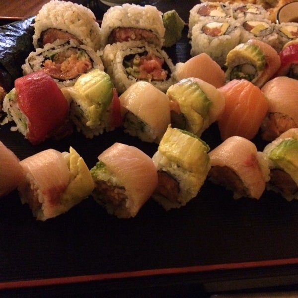 3/27/2014 tarihinde Yanziyaretçi tarafından Sushi Capitol'de çekilen fotoğraf
