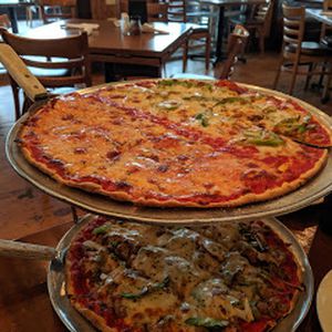 รูปภาพถ่ายที่ D&#39;Agostinos Pizza and Pub Park Ridge โดย user201956 u. เมื่อ 11/14/2019