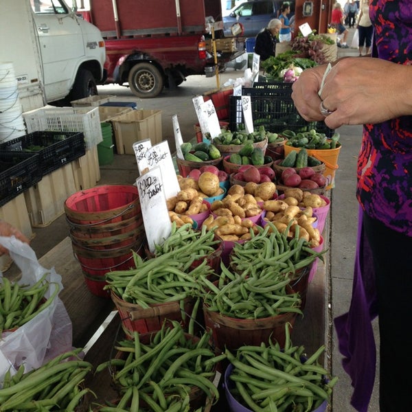 รูปภาพถ่ายที่ West Allis Farmers Market โดย Dola เมื่อ 8/1/2013
