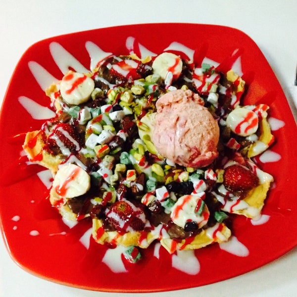 5/19/2014 tarihinde Burçin B.ziyaretçi tarafından Waffle Aşkı Plus CAFE'de çekilen fotoğraf