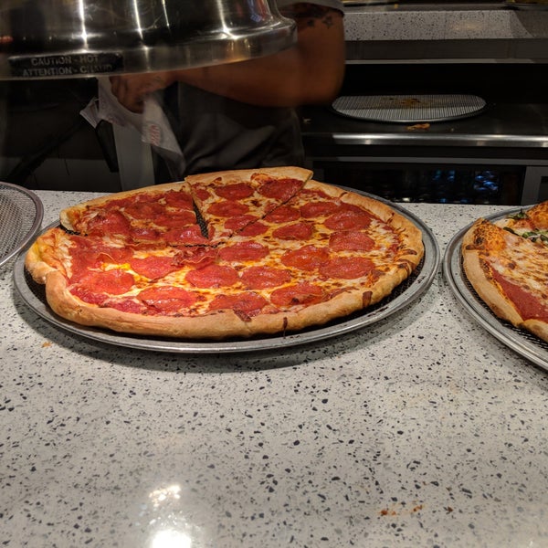 รูปภาพถ่ายที่ Crescent City Pizza Works โดย Casey P. เมื่อ 2/4/2018