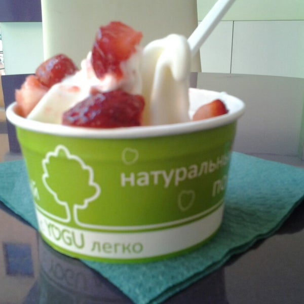 Photo taken at YOGU кафе, натуральный замороженный йогурт by Stepashka on 5/23/2014
