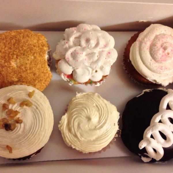 รูปภาพถ่ายที่ Colossal Cupcakes โดย stephenie k. เมื่อ 9/13/2013