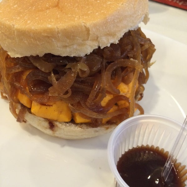 Снимок сделан в Mama&#39;s Burger пользователем Dario A. 6/12/2015