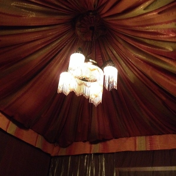 Foto tirada no(a) The Sultan&#39;s Tent and Cafe Moroc por Faiza K. em 2/17/2014