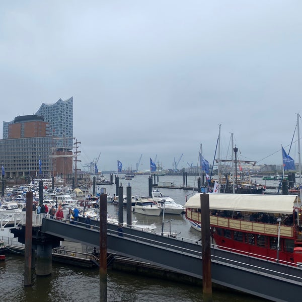 Foto tirada no(a) Porto de Hamburgo por Gülden Y. em 5/6/2023