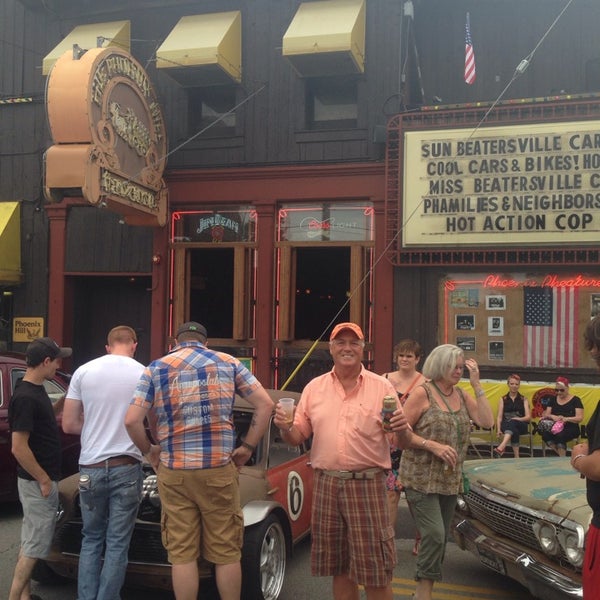 Foto tirada no(a) Phoenix Hill Tavern por Melony B. em 5/25/2014