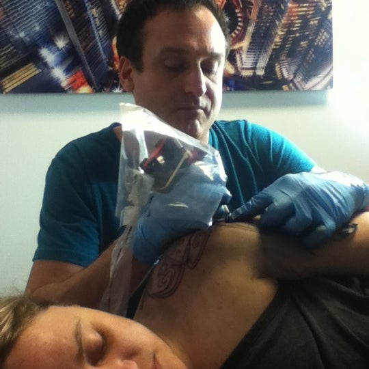 Foto tomada en Skin Deep Tattoo and Body Piercing  por M D. el 12/4/2012