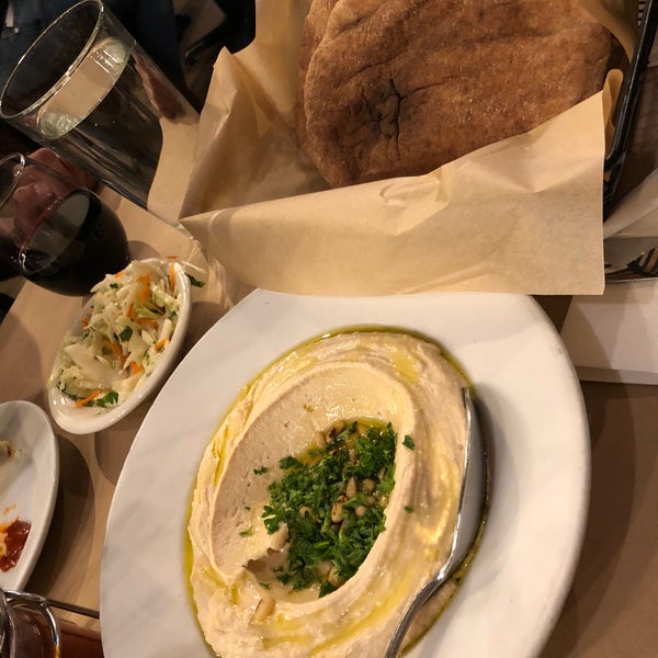 Foto diambil di Oren&#39;s Hummus oleh Dhawal L. pada 11/4/2018