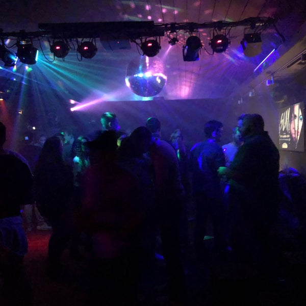 Das Foto wurde bei Hardware Bar von Dhawal L. am 4/22/2018 aufgenommen