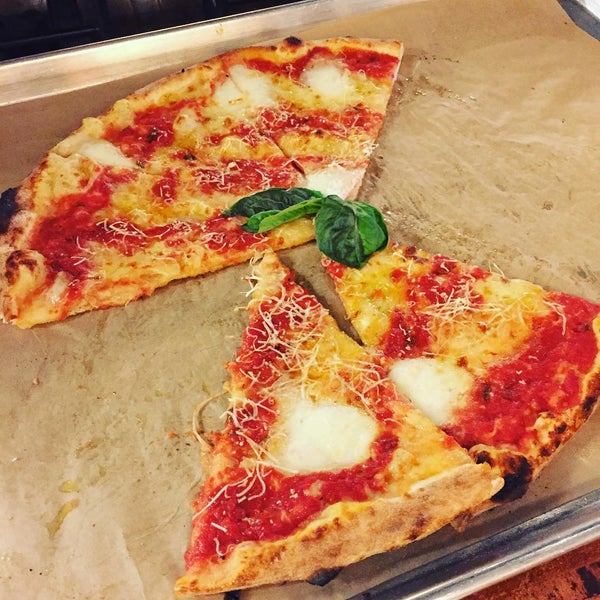 Foto tirada no(a) DeSano Pizza Bakery por The Fabulous Ellen G. em 2/25/2016