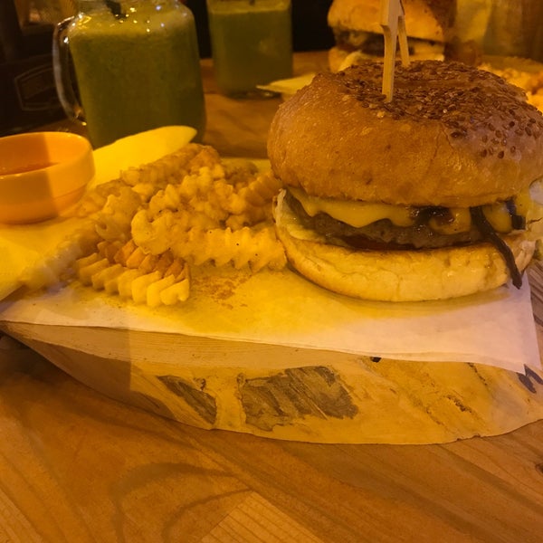 10/7/2017 tarihinde Tunahan S.ziyaretçi tarafından C Plus Organic &amp; Gourmet Burger'de çekilen fotoğraf
