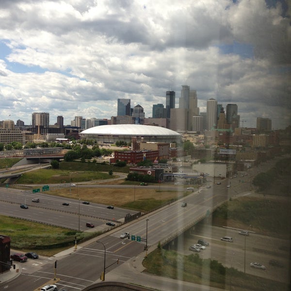 8/3/2013 tarihinde Brent S.ziyaretçi tarafından Hotel Minneapolis Metrodome'de çekilen fotoğraf