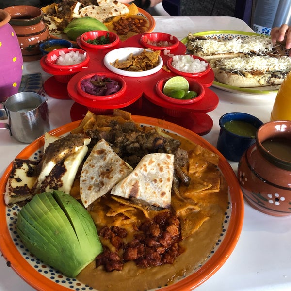 Los chilaquiles regios muy bien servidos y el sabor excelente. Si vas en domingo a medio día , ve con mucha paciencia porque está llenísimo. Aunque valdrá la pena. Precios acordé a lo que recibes