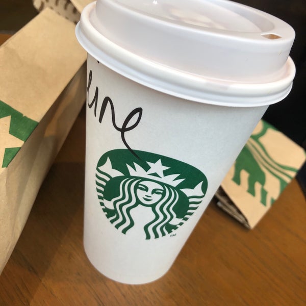Foto tomada en Starbucks  por Xstreamly E. el 5/20/2019