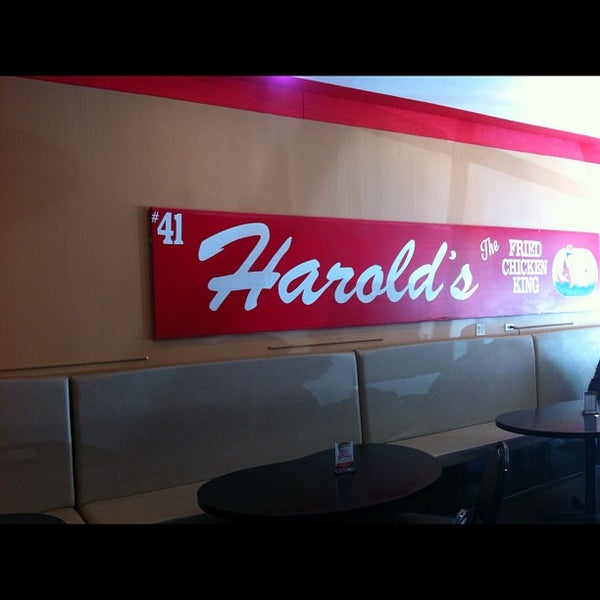 รูปภาพถ่ายที่ Harold&#39;s Chicken West Loop โดย Tim R. เมื่อ 10/11/2012