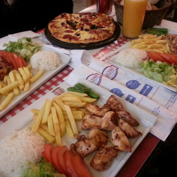 Das Foto wurde bei Sultan Cafe Restaurant von Reem Q. am 12/28/2013 aufgenommen