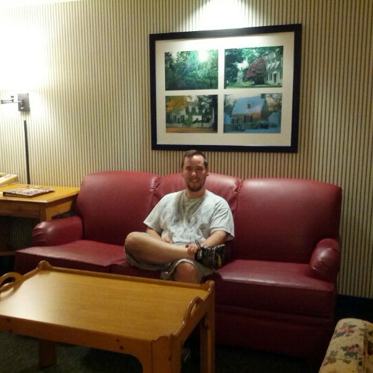 Foto diambil di Williamsburg Woodlands Hotel &amp; Suites, an official Colonial Williamsburg Hotel oleh Chad M. pada 10/6/2012