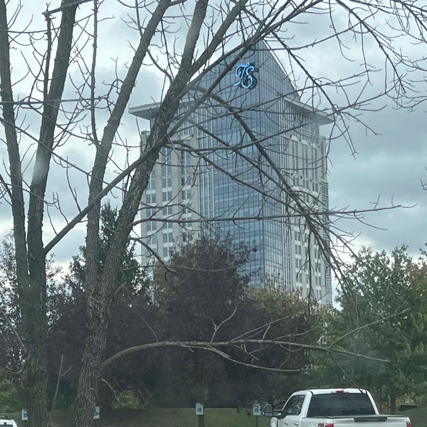 รูปภาพถ่ายที่ Turning Stone Resort Casino โดย Jaime G. เมื่อ 10/6/2023