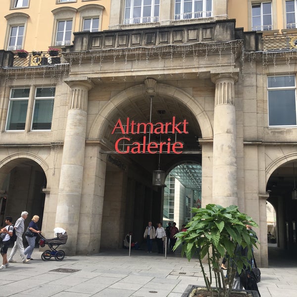 Foto diambil di Altmarkt-Galerie oleh Gülsen D. pada 6/19/2018