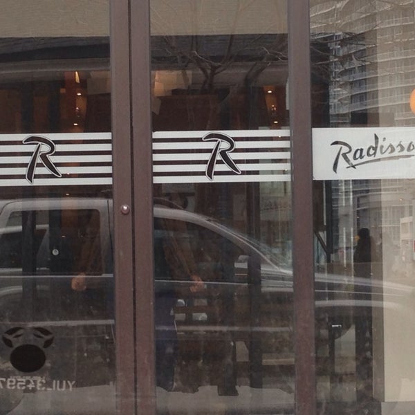 รูปภาพถ่ายที่ Radisson Blu Toronto Downtown โดย ♥️ Mrs. Faria♥️ เมื่อ 4/18/2014