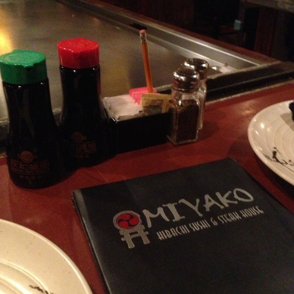 Foto tomada en Miyako Hibachi Sushi &amp; Steakhouse  por Giles N. el 3/23/2013