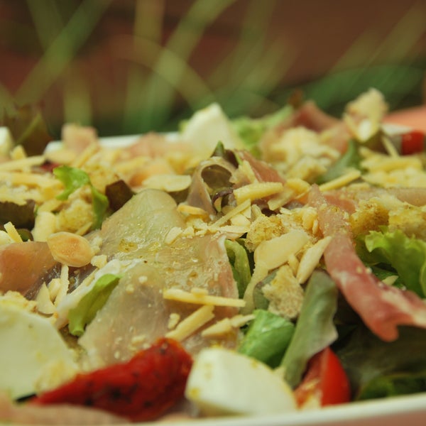 Um dica para refeição leve e saudável, na Dalena da Pe. Bernardino você encontra 06 tipos de saladas