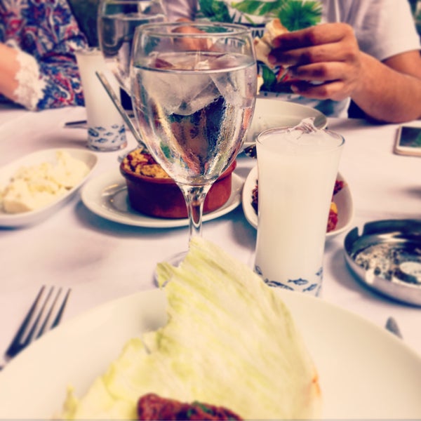 Das Foto wurde bei Ataköy Bahçem Restaurant von Uğur Ö. am 6/17/2018 aufgenommen