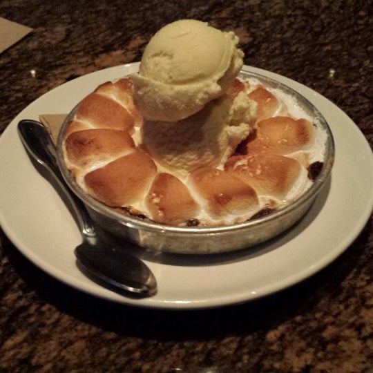 Photo taken at BJ&#39;s Restaurant &amp; Brewhouse by Monty K. on 10/17/2014