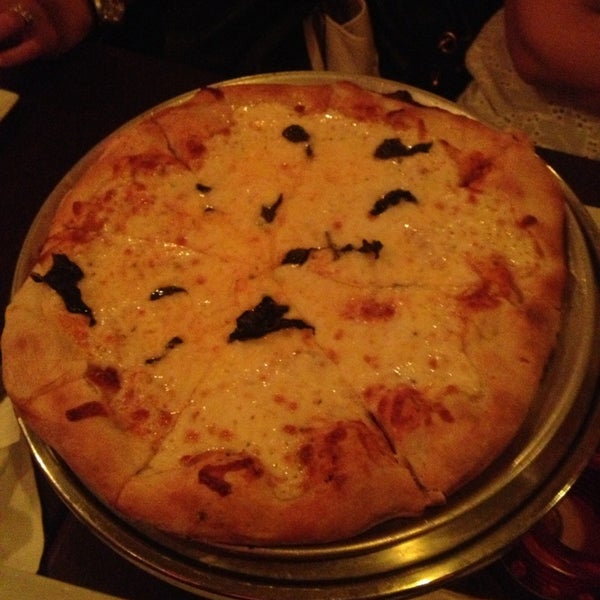 Foto diambil di Si No Corro Me Pizza oleh Frances C. pada 8/6/2013