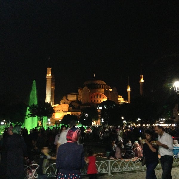 Photo taken at Tarihi Sultanahmet Köftecisi by Hasan A. on 7/28/2013