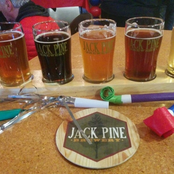 รูปภาพถ่ายที่ Jack Pine Brewery โดย Brian H. เมื่อ 1/23/2016