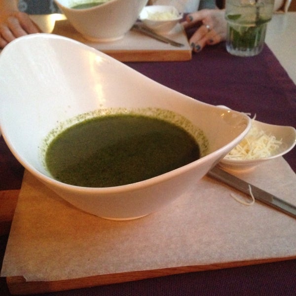 Овощной суп Минестроне с соусом песто - просто великолепный!!! И он стоит ожидания в 30минут ( зато знаешь, что еда свежая, только что приготовленная).