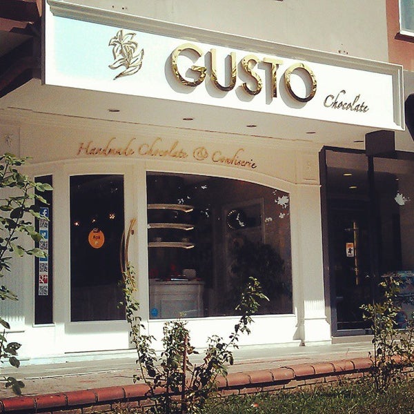 Photo taken at Gusto Chocolate by Firat K. on 8/14/2013